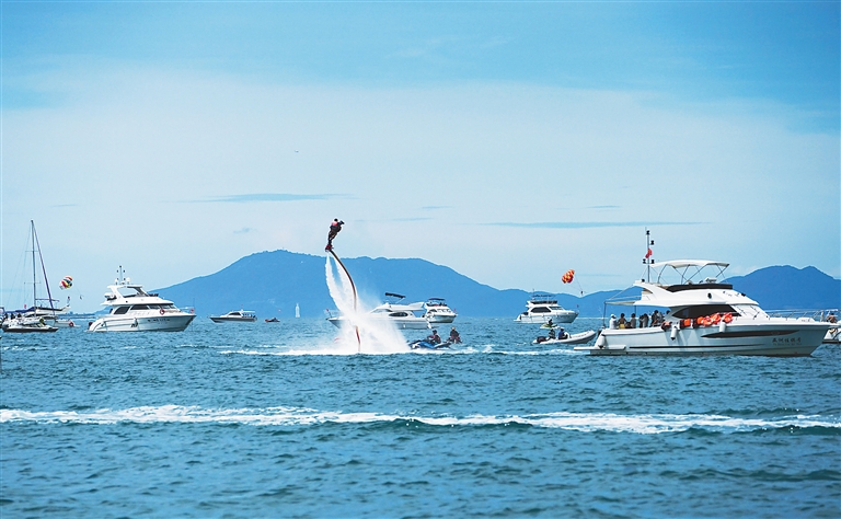 Tourists go out to sea on yachts in Sanya to experience marine sports