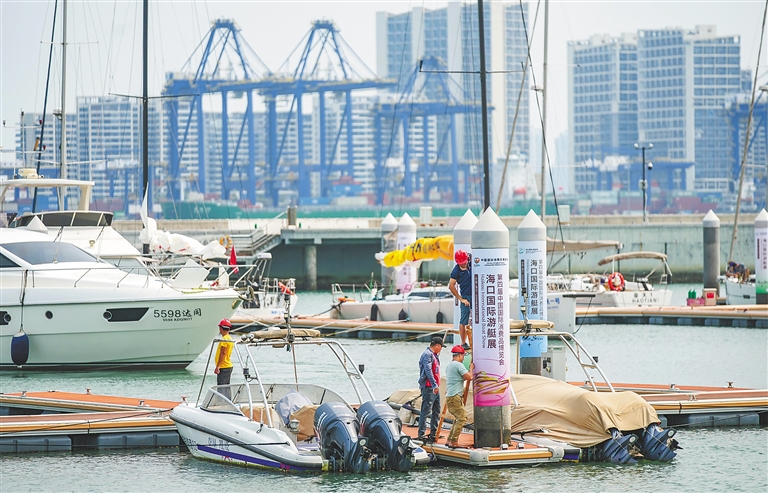 Haikou National Sailing Base Public dock: The yacht exhibition of Consumer Goods Expo is stepping up the exhibition
